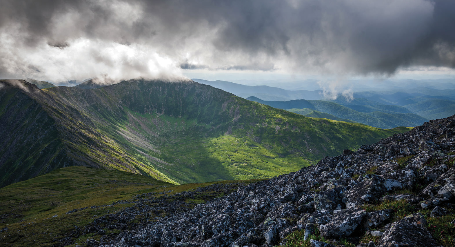The bowl-like ampitheater separating Stolovaya and Zenit mountains.