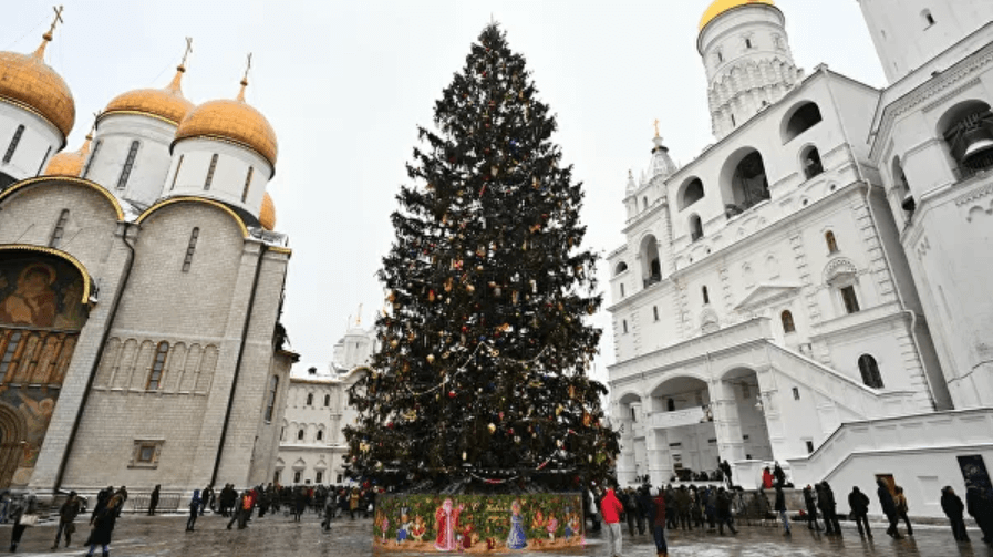 New Year's tree in Cathedral Square in the Kremlin