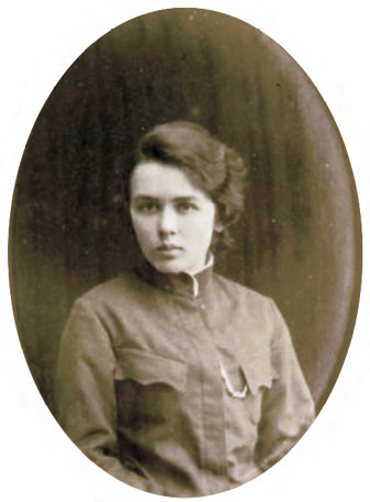 Woman in photo portrait 1880s.