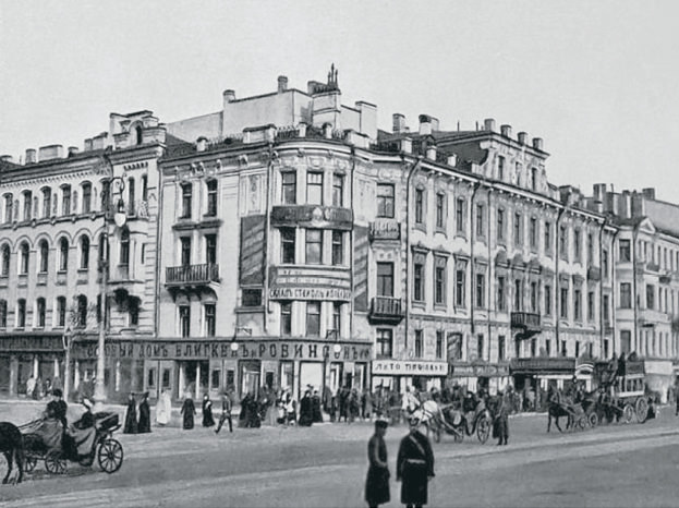Building on StPete street early 20th century.