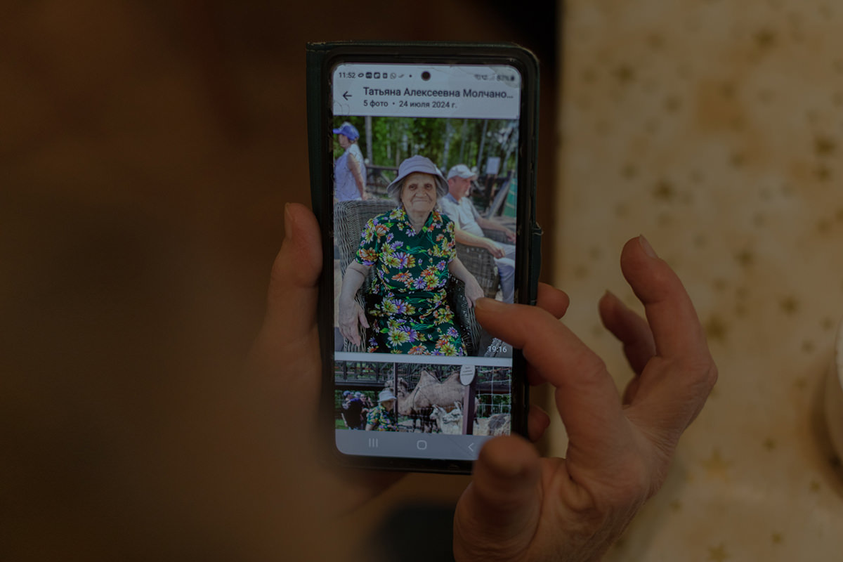 Woman showing a picture on a smartphone.