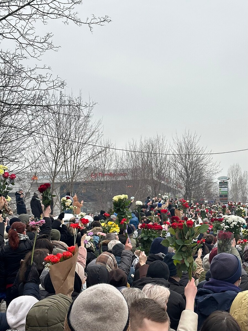 Thousands Turn Out for Navalny's Funeral