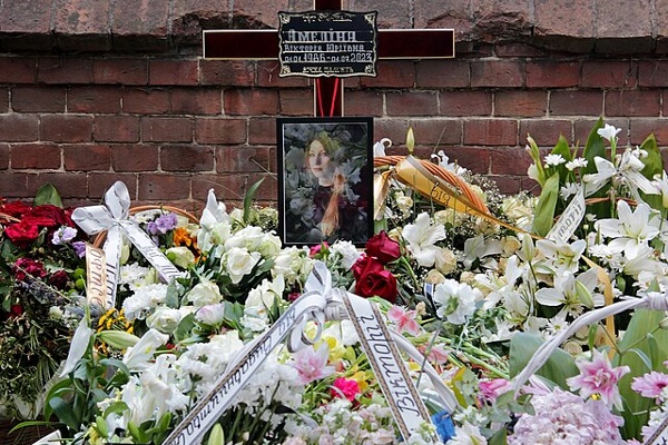 Women Looking at War