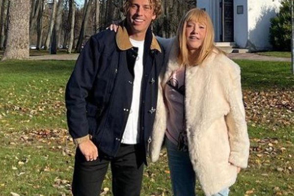 A New Farewell to a Million Scarlet Roses